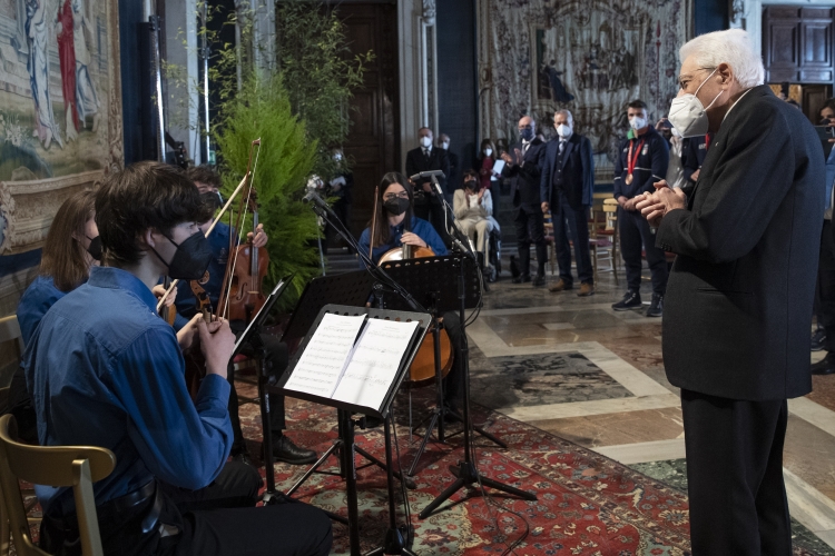 Il Presidente della Repubblica Sergio Mattarella in occasione della cerimonia di restituzione della Bandiera da parte degli atleti italiani di ritorno dai Giochi Olimpici e Paralimpici invernali di Pechino 2022
