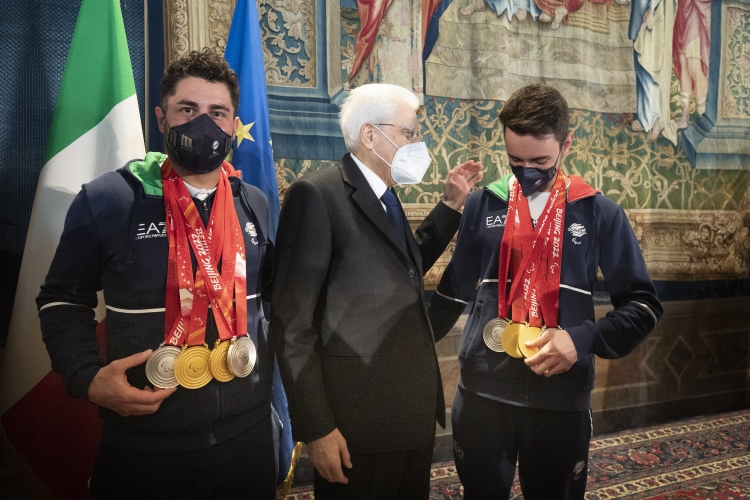 Il Presidente della Repubblica Sergio Mattarella al termine della cerimonia di restituzione della Bandiera da parte degli atleti italiani di ritorno dai Giochi Olimpici e Paralimpici invernali di Pechino 2022
