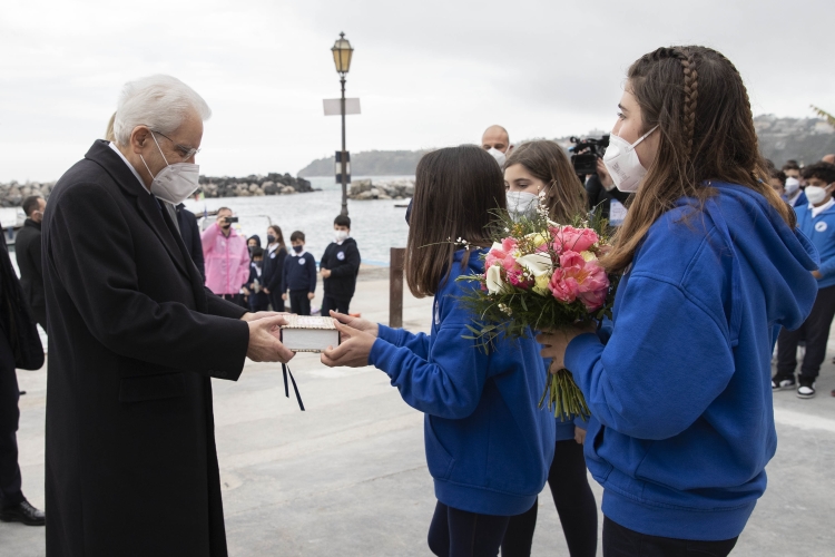 Il Presidente della Repubblica Sergio Mattarella, al borgo della Corricella, incontra una rappresentanza di alunni ed insegnanti della scuola primaria e secondaria e dell’istituto nautico, in occasione della cerimonia di inaugurazione di Procida Capitale della Cultura 2022  
