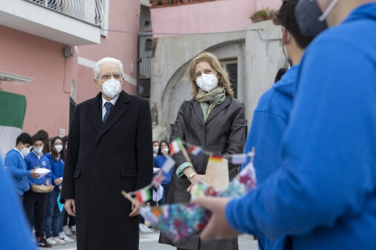 Il Presidente della Repubblica Sergio Mattarella e la signora Laura, al borgo della Corricella, incontrano una rappresentanza di alunni ed insegnanti della scuola primaria e secondaria e dell’istituto nautico, in occasione della cerimonia di inaugurazione di Procida Capitale della Cultura 2022  
