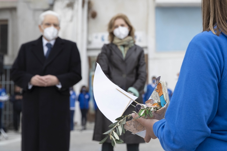 Il Presidente della Repubblica Sergio Mattarella e la signora Laura, al borgo della Corricella, incontrano una rappresentanza di alunni ed insegnanti della scuola primaria e secondaria e dell’istituto nautico, in occasione della cerimonia di inaugurazione di Procida Capitale della Cultura 2022  
