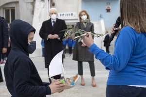 Il Presidente della Repubblica Sergio Mattarella e la signora Laura, al borgo della Corricella, incontrano una rappresentanza di alunni ed insegnanti della scuola primaria e secondaria e dell’istituto nautico, in occasione della cerimonia di inaugurazione di Procida Capitale della Cultura 2022  
