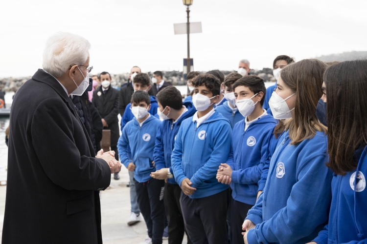 Il Presidente della Repubblica Sergio Mattarella, al borgo della Corricella, incontra una rappresentanza di alunni ed insegnanti della scuola primaria e secondaria e dell’istituto nautico, in occasione della cerimonia di inaugurazione di Procida Capitale della Cultura 2022  
