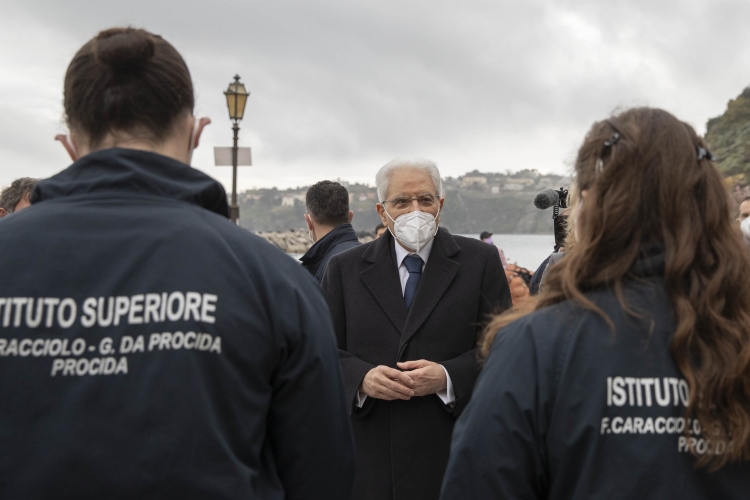 Il Presidente della Repubblica Sergio Mattarella, al borgo della Corricella, incontra una rappresentanza di alunni ed insegnanti della scuola primaria e secondaria e dell’istituto nautico, in occasione della cerimonia di inaugurazione di Procida Capitale della Cultura 2022  
