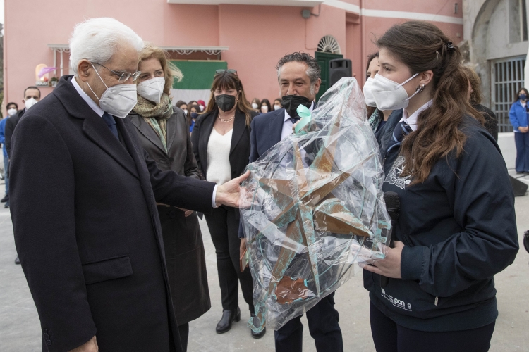 Il Presidente della Repubblica Sergio Mattarella,al borgo della Corricella, con una rappresentanza di alunni ed insegnanti della scuola primaria e secondaria e dell’istituto nautico, in occasione della cerimonia di inaugurazione di Procida Capitale della Cultura 2022  
