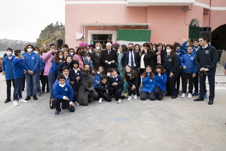 Il Presidente della Repubblica Sergio Mattarella e la signora Laura ,al borgo della Corricella, con una rappresentanza di alunni ed insegnanti della scuola primaria e secondaria e dell’istituto nautico, in occasione della cerimonia di inaugurazione di Procida Capitale della Cultura 2022  
