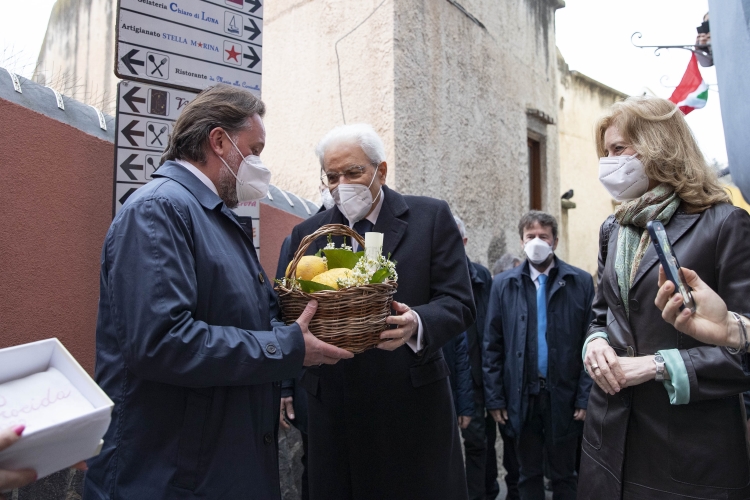 Il Presidente della Repubblica Sergio Mattarella, al borgo della Corricella, con una rappresentanza di pasticceri procidani, in occasione della cerimonia di inaugurazione di Procida Capitale della Cultura 2022  
