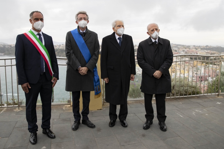 Il Presidente della Repubblica Sergio Mattarella, con Vincenzo De Luca, Presidente della Regione Campania, Gaetano Manfredi, Sindaco di Napoli, Raimondo Ambrosino, Sindaco di Procida, in occasione della cerimonia di inaugurazione di Procida Capitale della Cultura 2022  
