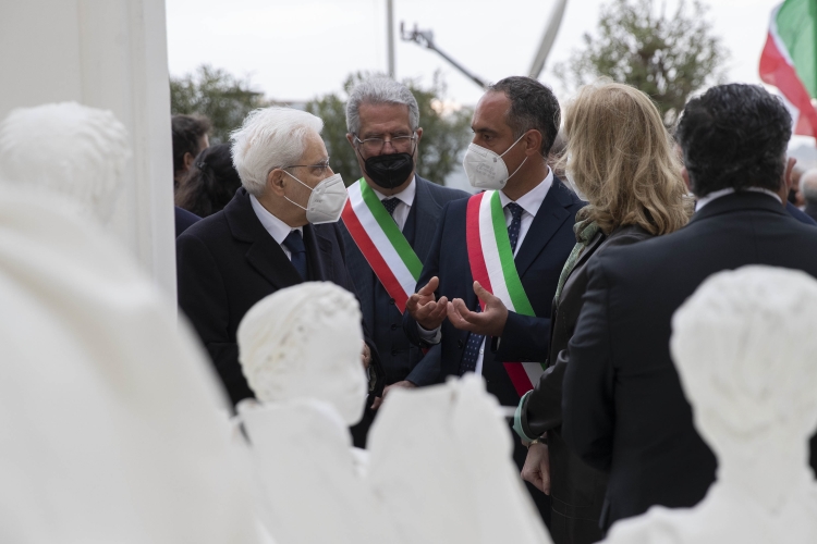 Il Presidente della Repubblica Sergio Mattarella con Raimondo Ambrosino, Sindaco di Procida in occasione della cerimonia di inaugurazione di Procida Capitale della Cultura 2022  
