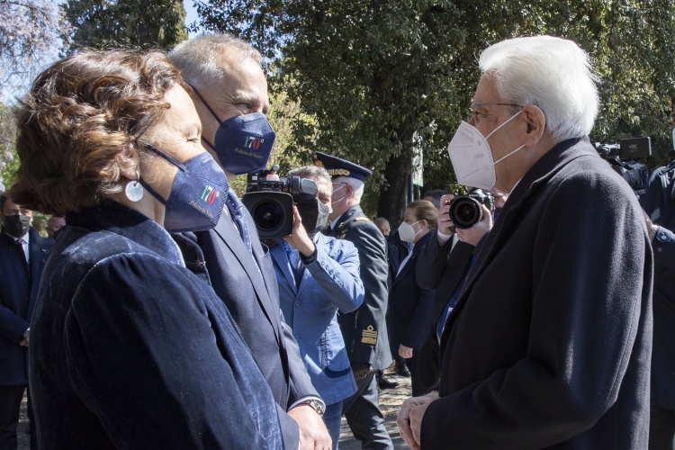 Il Presidente della Repubblica Sergio Mattarella accolto da Luciana Lamorgese, Ministro dell’interno – Rappresentante del Governo e da Lamberto Giannini, Capo della Polizia – Direttore generale della pubblica sicurezza
