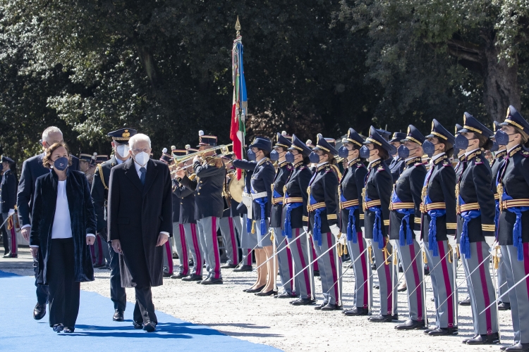 Il Presidente della Repubblica Sergio Mattarella con da Luciana Lamorgese, Ministro dell’interno – Rappresentante del Governo e con Lamberto Giannini, Capo della Polizia – Direttore generale della pubblica sicurezza,passa in rassegna il reparto d’onore,in occasione della cerimonia celebrativa del 170° anniversario della fondazione della Polizia di Stato
