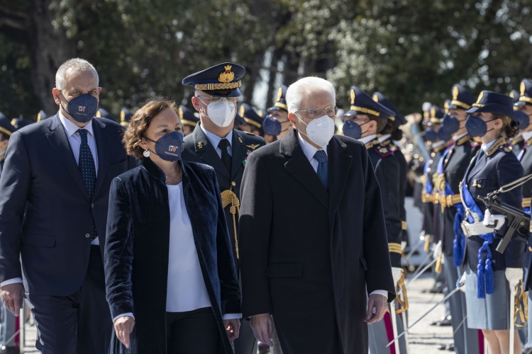 Il Presidente della Repubblica Sergio Mattarella con da Luciana Lamorgese, Ministro dell’interno – Rappresentante del Governo e con Lamberto Giannini, Capo della Polizia – Direttore generale della pubblica sicurezza,passa in rassegna il reparto d’onore,in occasione della cerimonia celebrativa del 170° anniversario della fondazione della Polizia di Stato
