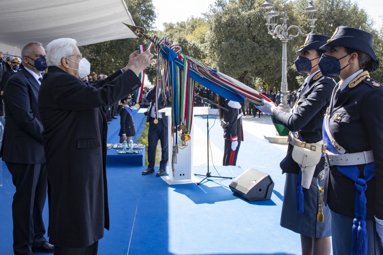 Il Presidente della Repubblica Sergio Mattarella consegna una Medaglia d’oro al Valor civile conferita alla Bandiera della Polizia di Stato,in occasione della cerimonia celebrativa del 170° anniversario della fondazione della Polizia di Stato
