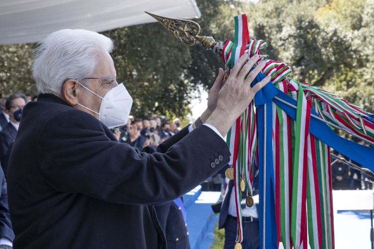 Il Presidente della Repubblica Sergio Mattarella consegna una Medaglia d’oro al Valor civile conferita alla Bandiera della Polizia di Stato,in occasione della cerimonia celebrativa del 170° anniversario della fondazione della Polizia di Stato

