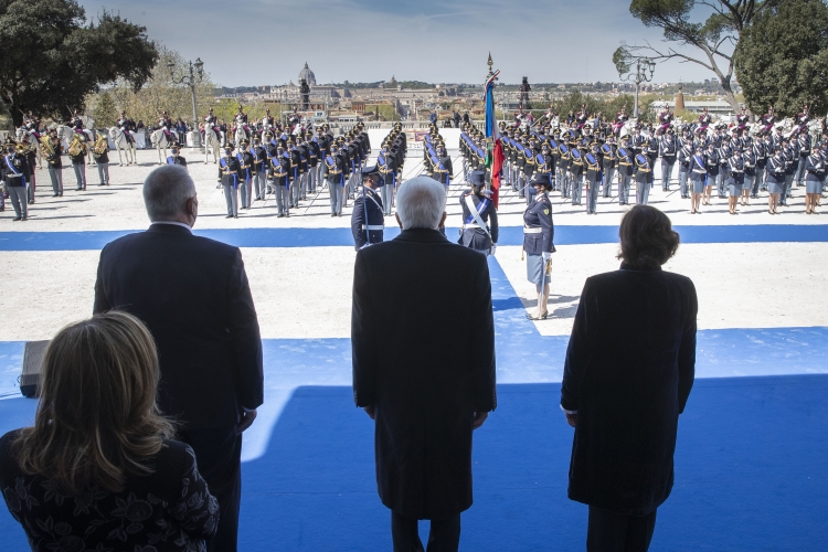 Il Presidente della Repubblica Sergio Mattarella consegna una Medaglia d’oro al Valor civile conferita alla Bandiera della Polizia di Stato,in occasione della cerimonia celebrativa del 170° anniversario della fondazione della Polizia di Stato
