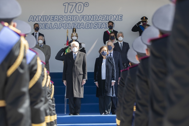 Il Presidente della Repubblica Sergio Mattarella riceve dal Capo della Polizia una moneta del valore corrente di due euro realizzata in occasione del 170° anniversario
