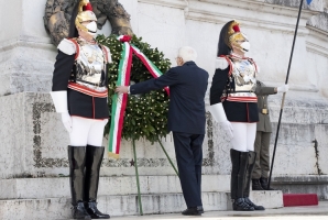 Il Presidente della Repubblica depone  una corona d’alloro sulla Tomba del Milite Ignoto in occasione del 77° anniversario della Liberazione