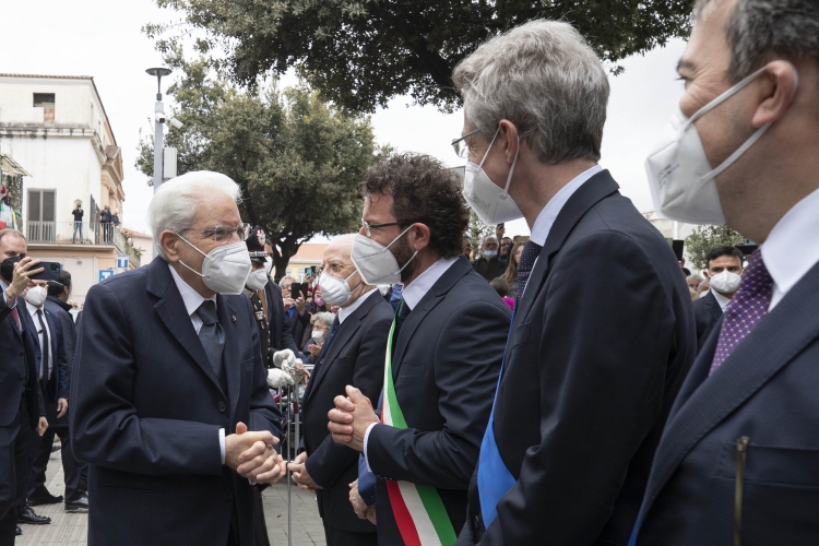 Il Presidente della Repubblica Sergio Mattarella accolto da Raffaele Lettieri, Sindaco di Acerra, in occasione del 77° anniversario della Liberazione    
