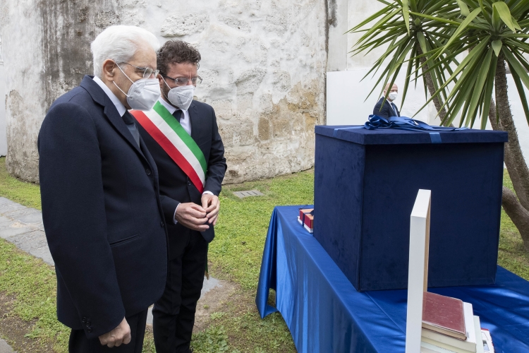 Il Presidente della Repubblica Sergio Mattarella con da Raffaele Lettieri, Sindaco di Acerra, in occasione del 77° anniversario della Liberazione    
