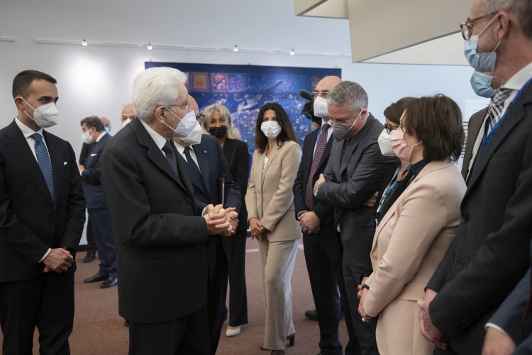 Il Presidente della Repubblica Sergio Mattarella saluta i funzionari italiani del Consiglio d’Europa  
