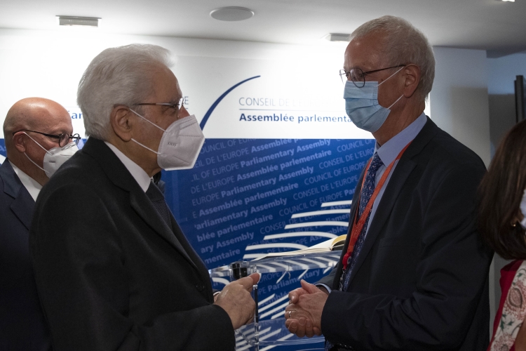 Il Presidente della Repubblica Sergio Mattarella con Tiny Kox, Presidente dell’Assemblea Parlamentare del Consiglio d’Europa

