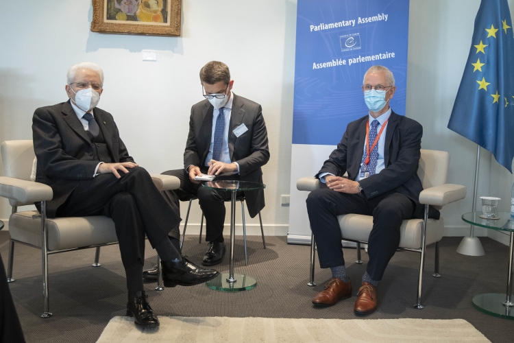 Il Presidente della Repubblica Sergio Mattarella con Tiny Kox, Presidente dell’Assemblea Parlamentare del Consiglio d’Europa
