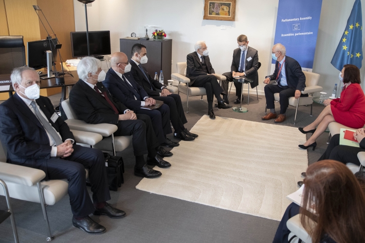 Il Presidente della Repubblica Sergio Mattarella con Tiny Kox, Presidente dell’Assemblea Parlamentare del Consiglio d’Europa

