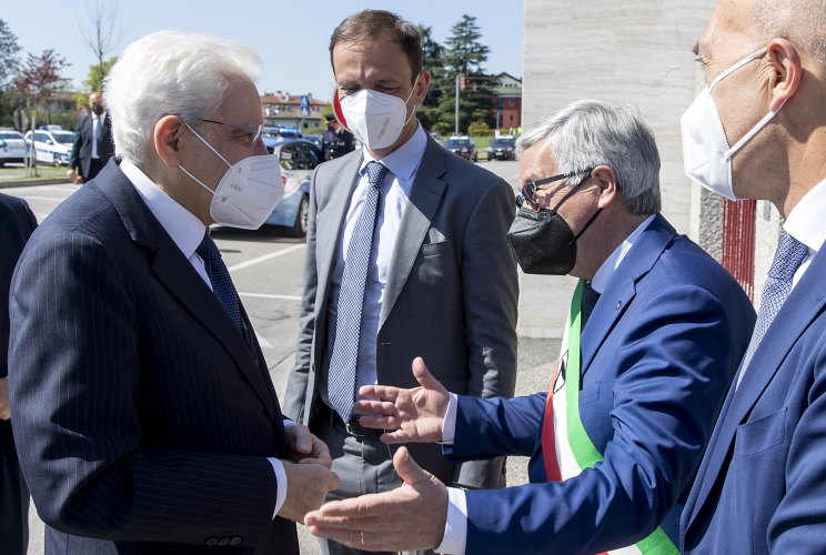 Il Presidente Sergio Mattarella accolto da Massimiliano Fedriga, Presidente della Regione Autonoma Friuli Venezia Giulia, Pietro Fontanini, Sindaco di Udine e dal Prefetto Massimo Marchesiello, al suo arrivo all’Istituto Salesiano “G. Bearzi”