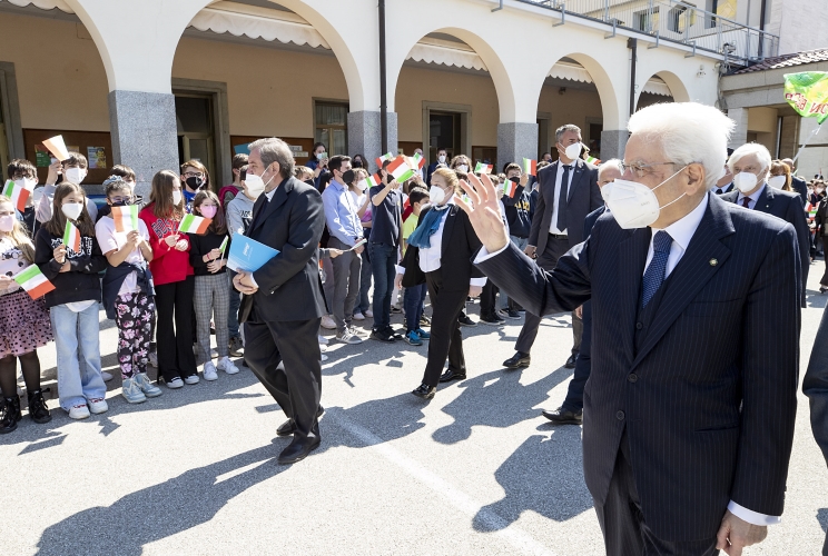 Il Presidente Sergio Mattarella risponde al saluto degli studenti dell’Istituto Salesiano “G. Bearzi”