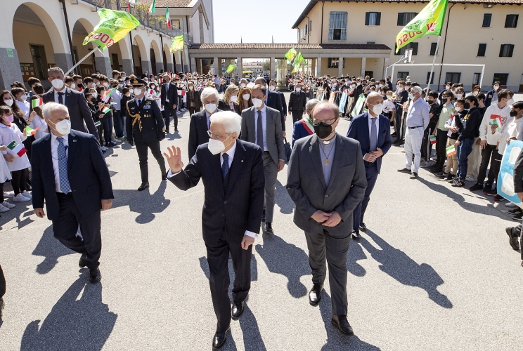 Il Presidente Sergio Mattarella risponde al saluto degli studenti dell’Istituto Salesiano “G. Bearzi”