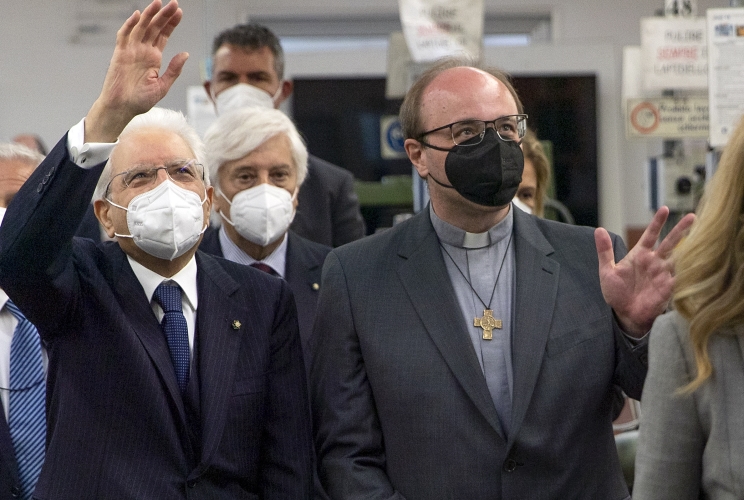 Il Presidente Sergio Mattarella, accompagnato da Don Lorenzo Teston, risponde al saluto degli studenti dell’Istituto Salesiano “G. Bearzi”