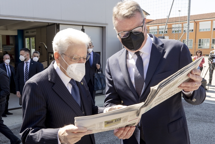 Il Presidente Sergio Mattarella riceve una copia del Messaggero Veneto