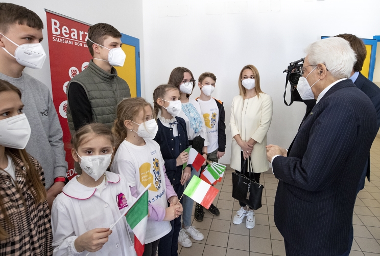 Il Presidente Sergio Mattarella saluta alcuni ragazzi ucraini