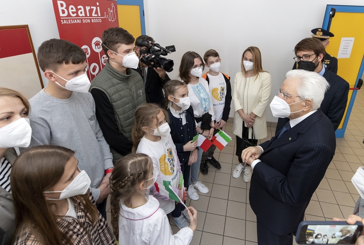 Il Presidente Sergio Mattarella saluta alcuni ragazzi ucraini