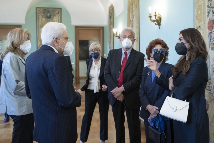 Il Presidente della Repubblica Sergio Mattarella con Francesco Rutelli, Presidente dell'Associazione Nazionale Industrie Cinematografiche Audiovisive (ANICA),Dott.ssa Piera Detassis, Presidente e Direttore Artistico dell’Accademia del Cinema Italiano - Premi David di Donatello,con Giovanna Ralli, vincitrice del David alla carriera,e con la Signora Sabrina Ferilli, vincitrice del David Speciale 2022
