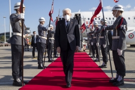 Il Presidente Sergio Mattarella al suo arrivo all'aeroporto di Porto