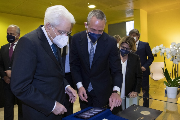 Il Presidente della Repubblica Sergio Mattarella con Matteo Del Fante, Amministratore delegato di Poste Italiane, in occasione dell'evento celebrativo del 160° anniversario della fondazione di Poste Italiane
