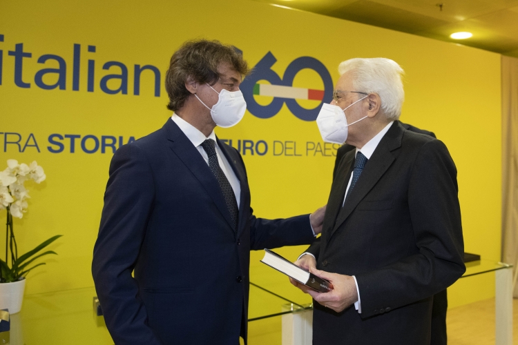 Il Presidente della Repubblica Sergio Mattarella con Alberto Angela, divulgatore scientifico, in occasione dell'evento celebrativo del 160° anniversario della fondazione di Poste Italiane
