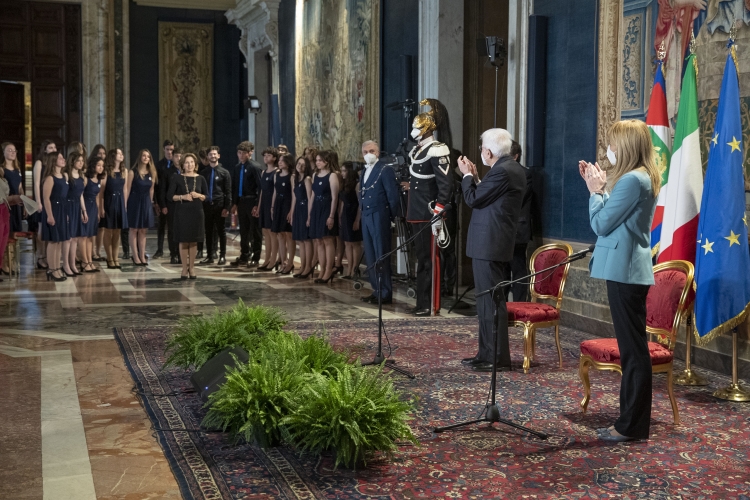 Il Presidente della Repubblica Sergio Mattarella con Roberta Metsola, Presidente del Parlamento europeo incontrano una rappresentanza di studenti delle scuole ambasciatrici del Parlamento europeo
