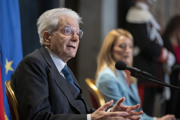 Il Presidente della Repubblica Sergio Mattarella con Roberta Metsola, Presidente del Parlamento europeo incontrano una rappresentanza di studenti delle scuole ambasciatrici del Parlamento europeo
