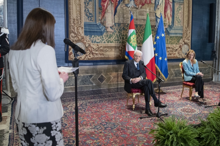 Il Presidente della Repubblica Sergio Mattarella con Roberta Metsola, Presidente del Parlamento europeo incontrano una rappresentanza di studenti delle scuole ambasciatrici del Parlamento europeo
