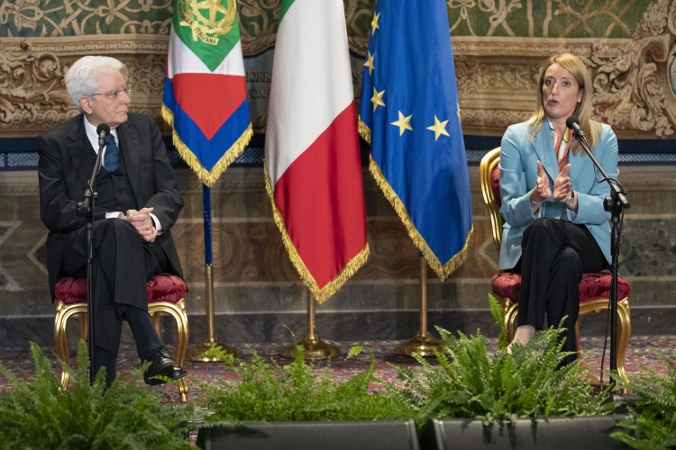 Il Presidente della Repubblica Sergio Mattarella con Roberta Metsola, Presidente del Parlamento europeo incontrano una rappresentanza di studenti delle scuole ambasciatrici del Parlamento europeo
