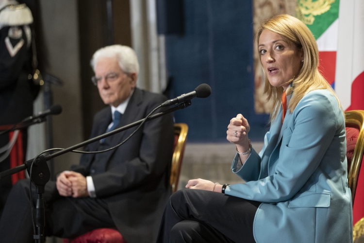 Il Presidente della Repubblica Sergio Mattarella con Roberta Metsola, Presidente del Parlamento europeo incontrano una rappresentanza di studenti delle scuole ambasciatrici del Parlamento europeo

