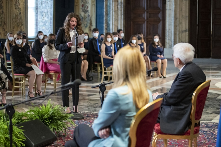 Il Presidente della Repubblica Sergio Mattarella con Roberta Metsola, Presidente del Parlamento europeo incontrano una rappresentanza di studenti delle scuole ambasciatrici del Parlamento europeo
