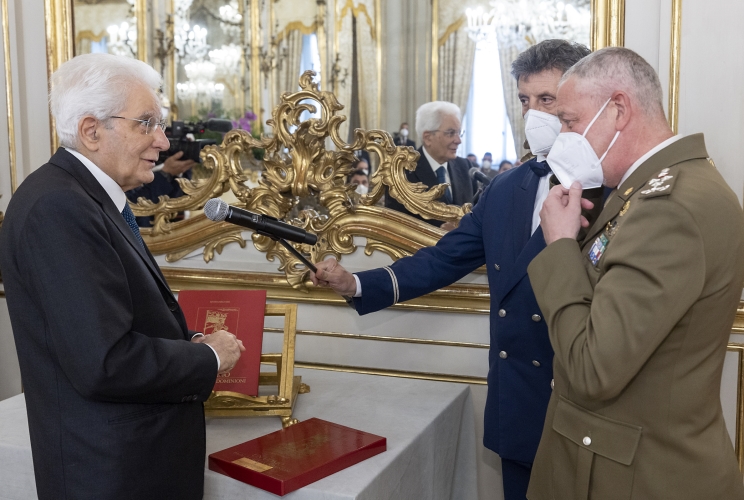 Il Presidente Sergio Mattarella con il Gen. C.A. Pietro Serino, Capo di Stato Maggiore dell’Esercito italiano, in occasione dell'incontro con una rappresentanza dell’Esercito italiano, in occasione del 161° anniversario di fondazione 