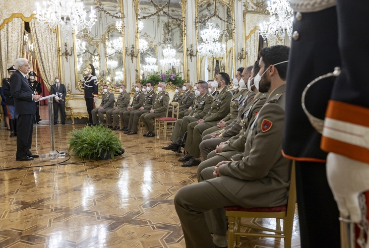 Il Presidente Sergio Mattarella rivolge il suo indirizzo di saluto in occasione dell'incontro con una rappresentanza dell’Esercito italiano, in occasione del 161° anniversario di fondazione 