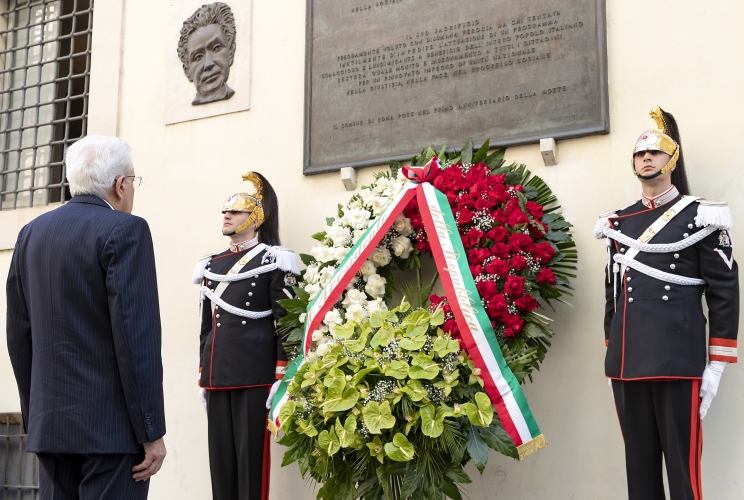 Il Presidente Sergio Mattarella depone una corona in via Caetani, sotto la lapide che ricorda il luogo del ritrovamento del corpo dell’on. Moro avvenuto il 9 maggio 1978