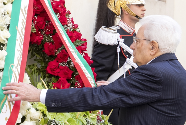 Il Presidente Sergio Mattarella depone una corona in via Caetani, sotto la lapide che ricorda il luogo del ritrovamento del corpo dell’on. Moro avvenuto il 9 maggio 1978