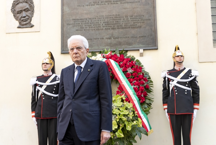 Il Presidente Sergio Mattarella depone una corona in via Caetani, sotto la lapide che ricorda il luogo del ritrovamento del corpo dell’on. Moro avvenuto il 9 maggio 1978