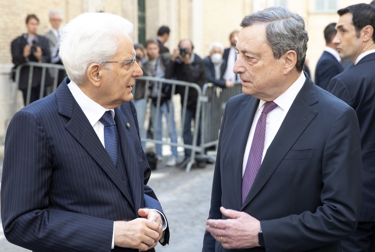 Il Presidente Sergio Mattarella con il Presidente del Consiglio Mario Draghi, subito dopo aver deposto una corona in via Caetani, sotto la lapide che ricorda il luogo del ritrovamento del corpo dell’on. Moro avvenuto il 9 maggio 1978